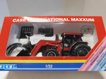 1/32 CASE IH MAXXUM, COLLEGE ROYAL 1994, NIB