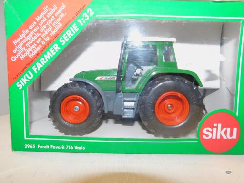 1/32 FENDT FAVOURITE 716 VARIO BY SIKU, NIB