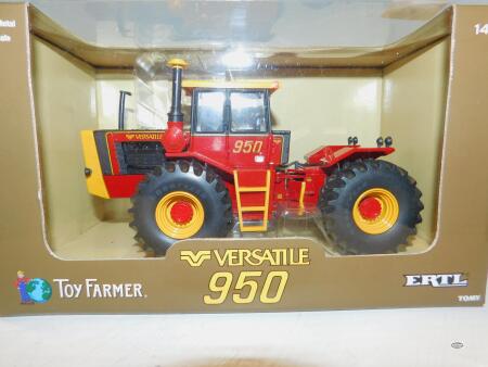1/32 VERSATILE 950 TOY FARMER ERTL, NIB