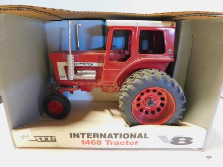 1/16 IH 1468 TRACTOR W/DUALS, NIB
