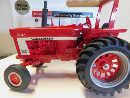 1/16 09 IH 1066 W/ROPS, ONT. TOY SHOW EDN, NIB