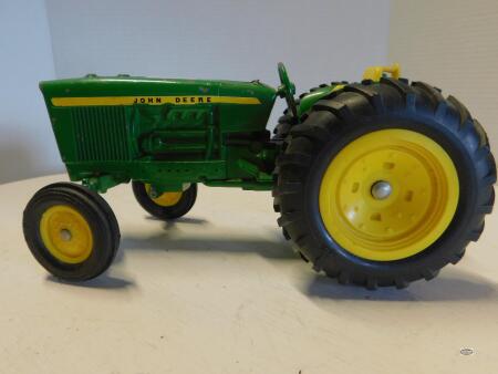 1/16 JOHN DEERE 3020 W/POINTED NOSE, NIB