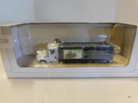 1/64 JOHN DEERE PARTS FREIGHTLINER STAKE BED