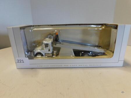 1/64 JOHN DEERE FREIGHTLINER TILT + LOAD