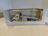 1/64 JOHN DEERE FREIGHTLINER TILT + LOAD