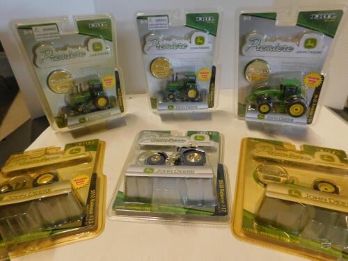 1/64 JOHN DEERE PREMIERE W/MUDDY 4430 & GOLD 8530