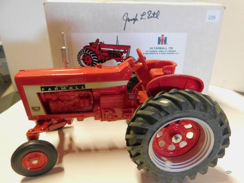 1/16 FARMALL BOX, AUTOGRAPHED BOX,
