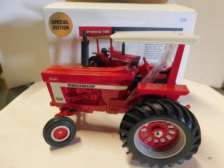 1/16 IH 1066 W/CANOPY, 24TH, 2009 ONT. TOY SHOW