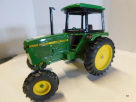1/16 ERTL JOHN DEERE 2550 TRACTOR