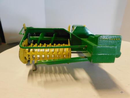 1/16 ERTL JOHN DEERE 24T BALER