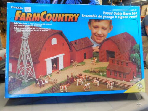 1/64 ERTL FARM COUNTRACTORY ROUND GABLE BARN SET
