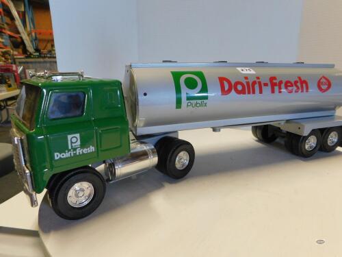 1/16 ERTL PUBLIX DAIRI-FRESH TANKER TRUCK