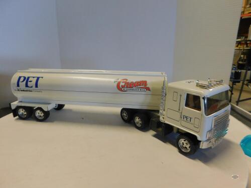 1/32 ERTL THE CREAM OF EVAPORATED MILK TANKER
