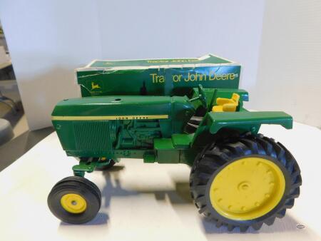 1/16 SIGOMEC-ARGENTINA JOHN DEERE TRACTOR W/BOX