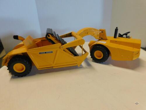 1/16 JOHN DEERE CONSTRUCTION SCRAPER EARTH MOVER