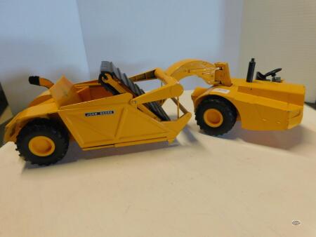 1/16 JOHN DEERE CONSTRUCTION SCRAPER EARTH MOVER