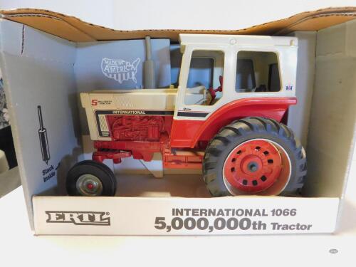 1/16 ERTL INT. 1066, 5,000,000TH TRACTOR, NIB