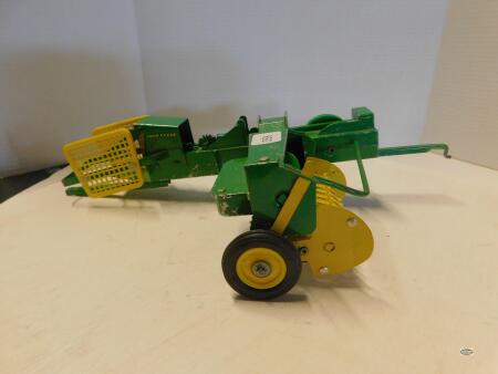 1/16 ERTL JOHN DEERE BALER