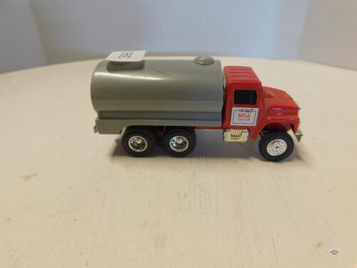 1/64 ERTL MILK TRUCK