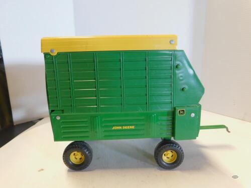 1/16 ERTL JOHN DEERE FORAGE WAGON