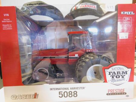 1/16 CASE IH 5088 & 2 BALL CAPS