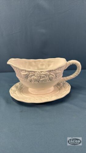GRAVY BOAT WITH UNDER PLATE