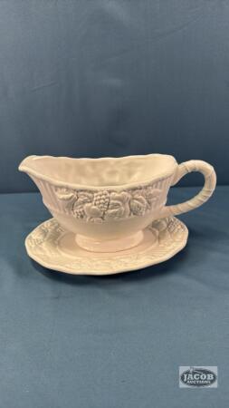 GRAVY BOAT WITH UNDER PLATE