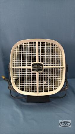 APPROX. 9IN SEABREEZE 2 SPEED OSCILATING FAN