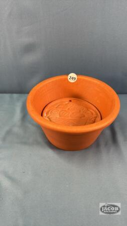 (1) CLAY FLOWER POT