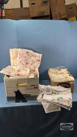 QUANTITY OF LACED DOILIES AND LINENS