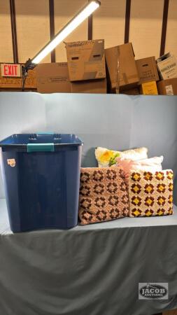 TOTE WITH (6) PILLOWS