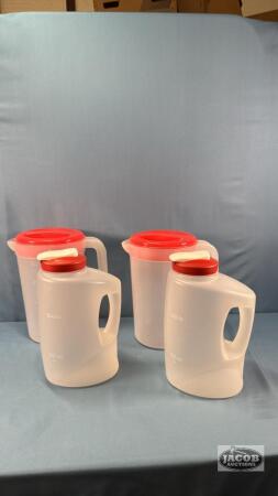 (4) RUBBERMAID PITCHERS AND GROCERY BASKET