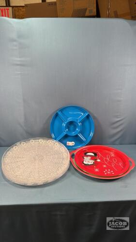 APPROX. 10 PLASTIC AND TIN SERVING TRAYS