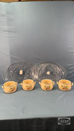 (4) SOUP BOWLS WITH (2) PLASTIC SERVING TRAYS