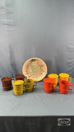 (8) TUPPERWARE CUPS WITH (6) LIDS AND 10IN DISH