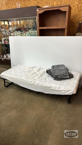 FOLDING COT WITH BEDDING
