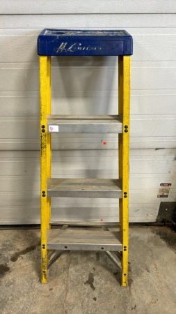 Louisville 4ft Fibreglass Step Ladder