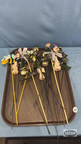 APPROX. 20 GARNDEN ORNAMENTS ON STAKES