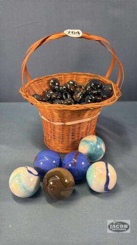 SMALL WICKER BASCKET WITH LARGE MARBLES