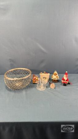 8IN WIDE WIRE BOWL WITH SMALL CHRSTMAN D&Eacute;COR