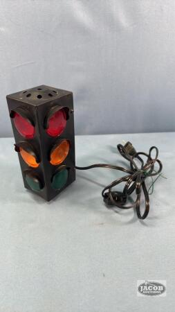 MINATURE PLUG IN TRAFFIC LIGHT