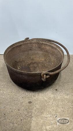 22IN CAST IRON KETTLE WITH HANDLE