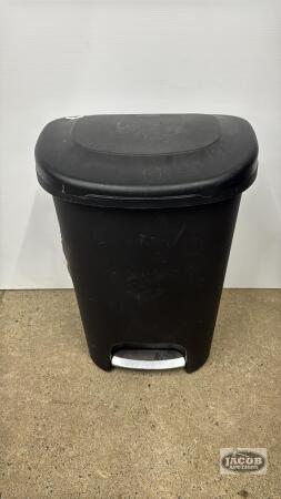 RUBBERMAID 13 GALLON GARBAGE CAN WITH STEP ON LID