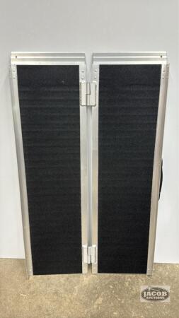 ALUMINUM FOLD WHEEL CHAIR RAMP
