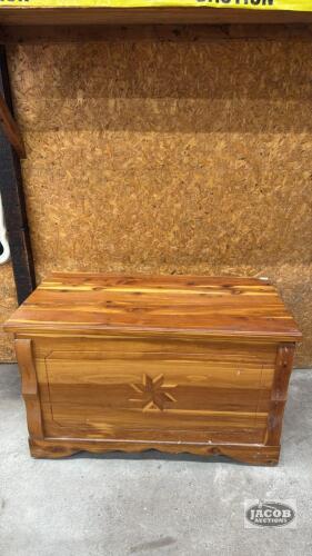 PINE BLANKET BOX (HINGED LID NEEDS RE-ATTATCHED)