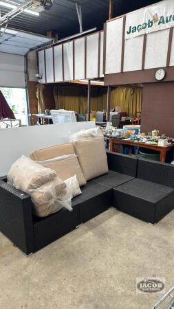 (4) PIECE SECTIONAL OUTDOOR COUCH WITH COUSIONS