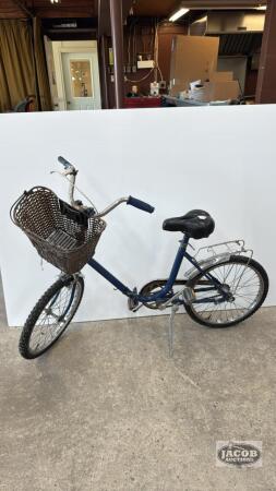 FOLDNG BICYCLE WITH BASKET