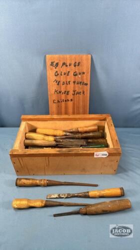 LARGE QUANTITY OF WOOD CHISELS