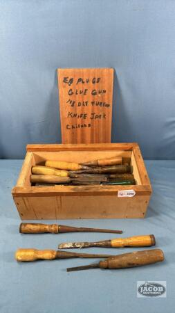 LARGE QUANTITY OF WOOD CHISELS
