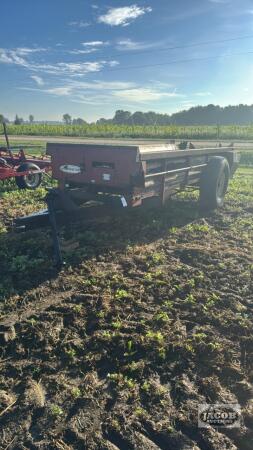 SINGLE AXLE NEW IDEA MANURE SPREADER